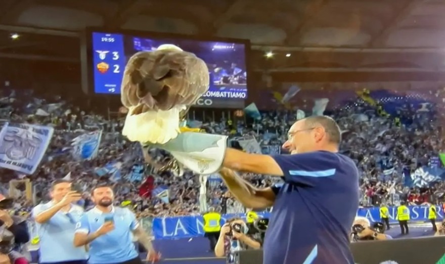 Maurizio Sarri festeggia con Olimpia dopo il derby
