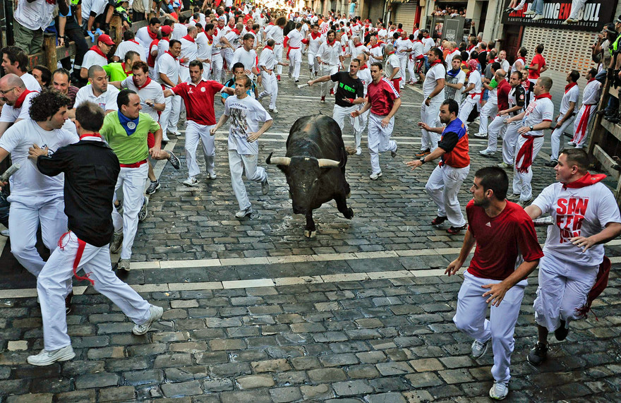 corsa-dei-tori-a-Pamplona-lencierro.jpg
