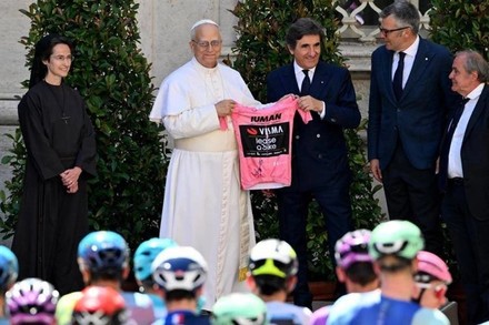 La maglia rosa del Giro d'Italia 2025 &egrave; del Papa