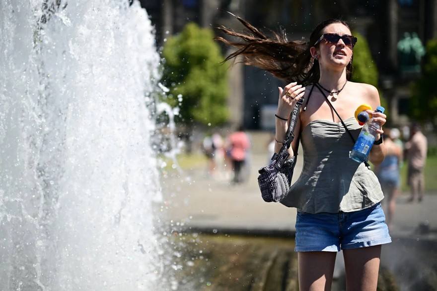 Ragazza caldo fontana.jpg