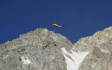 Monte Bianco, alpinista precipita e muore 