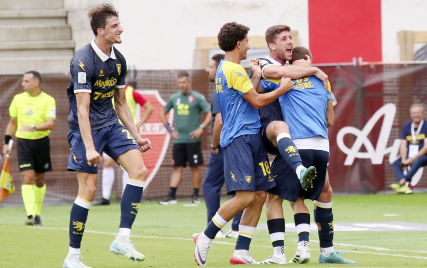 Padova Frosinone esultanza dopo gol.png